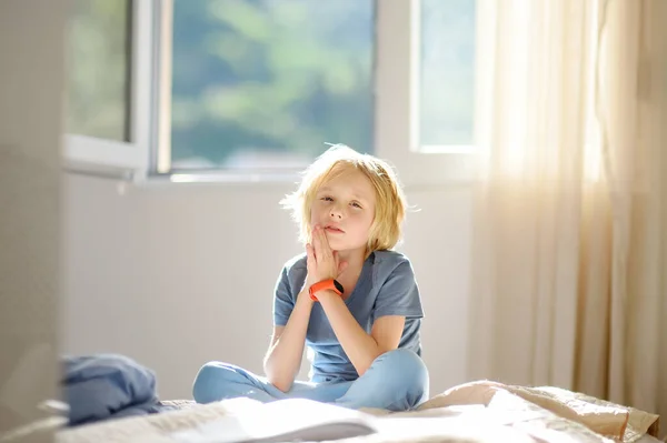 Porträt Eines Süßen Schulkindes Blauen Shirt Schlafzimmer Einem Sonnigen Morgen — Stockfoto