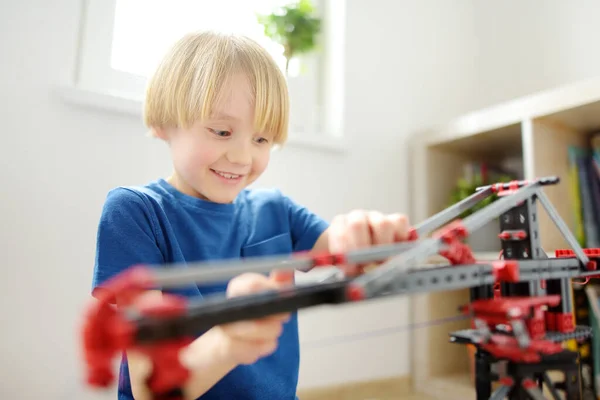 学龄前男孩在家里玩大型建筑用起重机玩具 孩子们的休闲活动儿童室内娱乐活动 离线游戏 创意游戏 开发想象力 — 图库照片