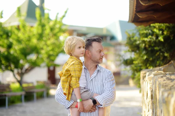 Kleuter Vader Zijn Bezoek Kinderboerderij Kind Heeft Plezier Boerderij Met — Stockfoto