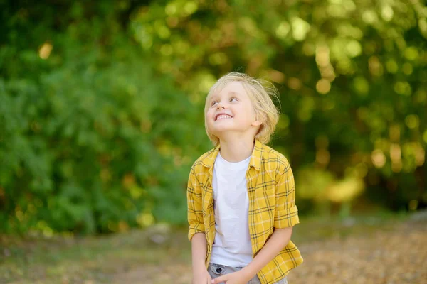 Portret Van Vrolijk Lachend Kleuter Kind Tijdens Zomervakantie Zonnige Dag — Stockfoto