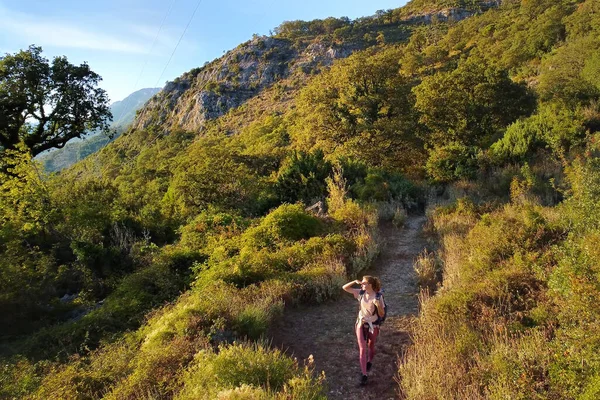 ヨーロッパの山々をハイキングする若い女性 極端な生存 オリエンテーリングの概念 一人旅 バックパッキングハイキング — ストック写真