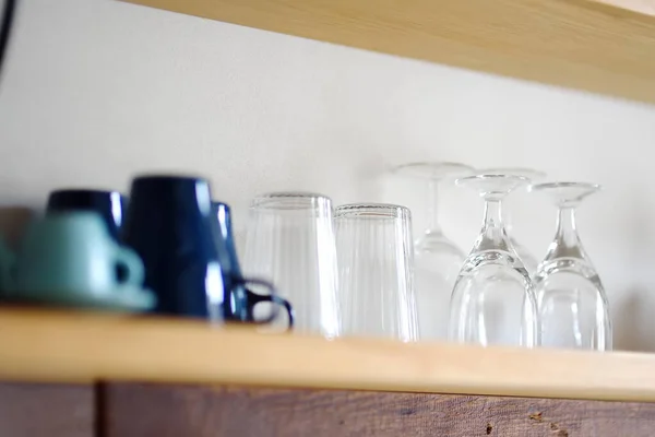 Geschirr Tassen Tassen Gläser Stehen Auf Einem Holzregal Küchenzubehör Und — Stockfoto