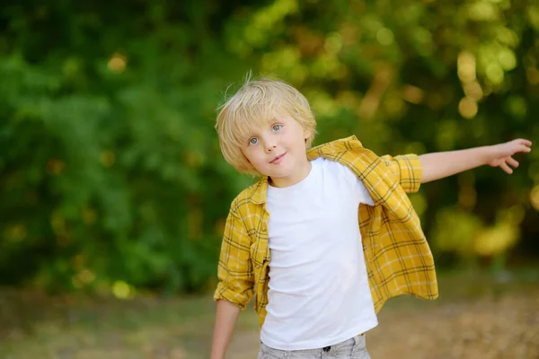 Retrato Niño Edad Preescolar Sonriente Alegre Durante Las Vacaciones Verano — Foto de Stock