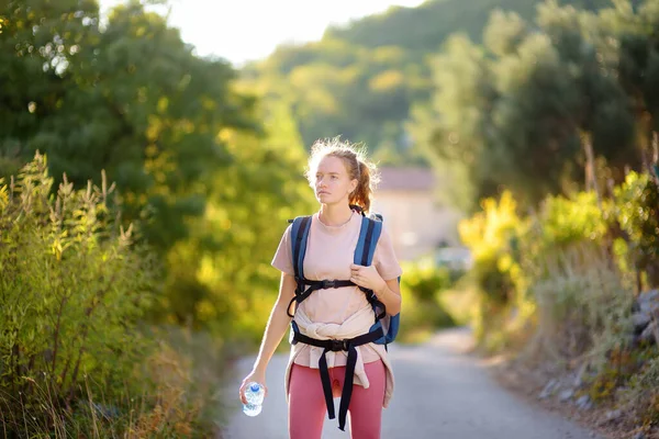 在欧洲登山的年轻女子 冒险的概念 极端的生存 单程旅行 背包远足 — 图库照片