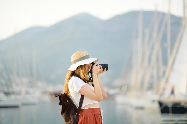迷人的年轻女游客在地中海沿岸拍照 迷人的红头发女摄影师 带着相机 背景是大海和游艇 旅游和旅行概念 — 图库照片