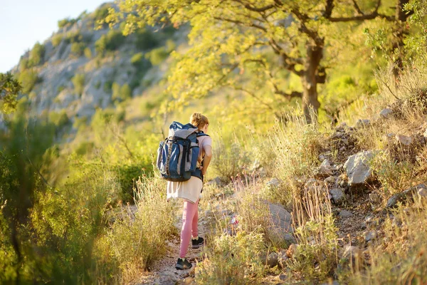 年轻女子在农村徒步旅行 冒险的概念 极端的生存 单程旅行 背包远足 — 图库照片