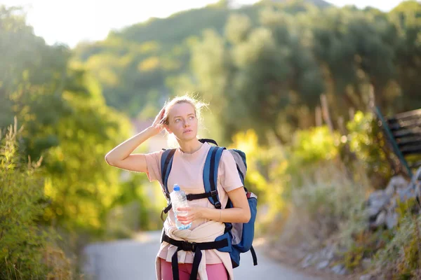ヨーロッパの山々をハイキングする若い女性 極端な生存 オリエンテーリングの概念 一人旅 バックパッキングハイキング — ストック写真