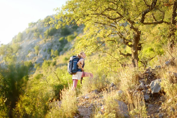 ヨーロッパの山々をハイキングする若い女性 極端な生存 オリエンテーリングの概念 一人旅 バックパッキングハイキング 観光客キャンプ — ストック写真