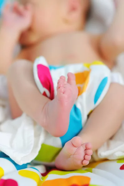 刚出生的孩子婴儿睡在柔软的床上 把注意力集中在脚上A 特写镜头 — 图库照片
