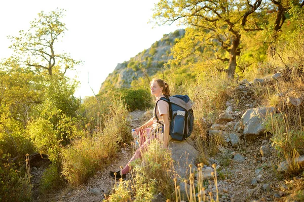 田舎の若い女性のハイキング 極端な生存 オリエンテーリングの概念 一人旅 バックパッキングハイキング — ストック写真