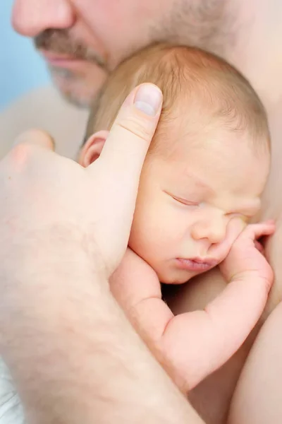 Dojrzały Ojciec Trzyma Swoje Słodkie Noworodki Dziecko Śpiące Ramionach Ojca — Zdjęcie stockowe