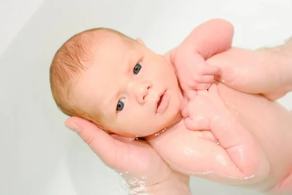 一个年轻的父亲给他的新生婴儿洗澡 为人父母 爸爸的成长 — 图库照片