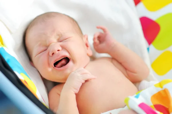 甘い新生児のクローズアップ肖像画 冷笑中に赤ん坊を泣かせる 子育ての難しさ — ストック写真