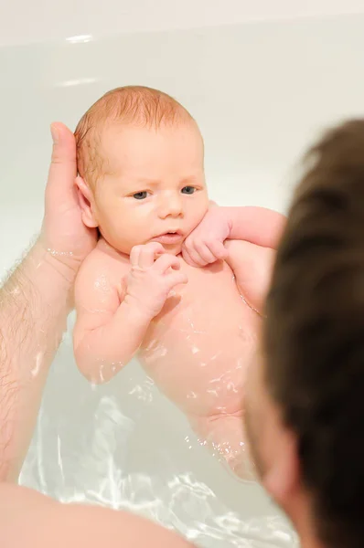 Pai Meia Idade Banha Seu Bebê Recém Nascido Paternidade Educação — Fotografia de Stock