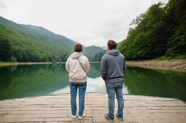 Tourists Admiring Breathtaking Landscape Mountain Lake Biogradsko Alps Montenegro Early — Stock Photo, Image
