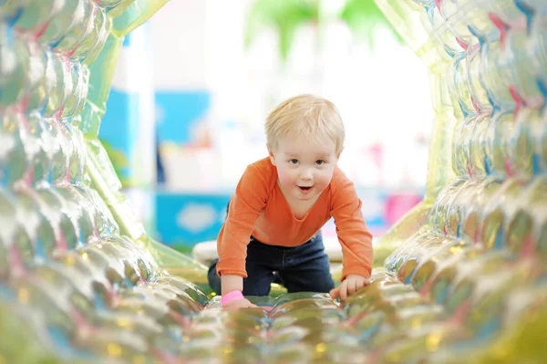 Enfant Bas Âge Actif Ayant Attraction Gonflable Amusante Dans Centre — Photo