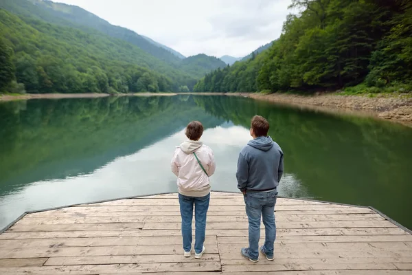 Turyści Podziwiają Zapierający Dech Piersiach Krajobraz Górskiego Jeziora Biogradsko Alpach — Zdjęcie stockowe