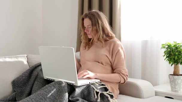 Mujer Embarazada Joven Trabajando Con Entusiasmo Ordenador Desde Casa Futura — Vídeo de stock