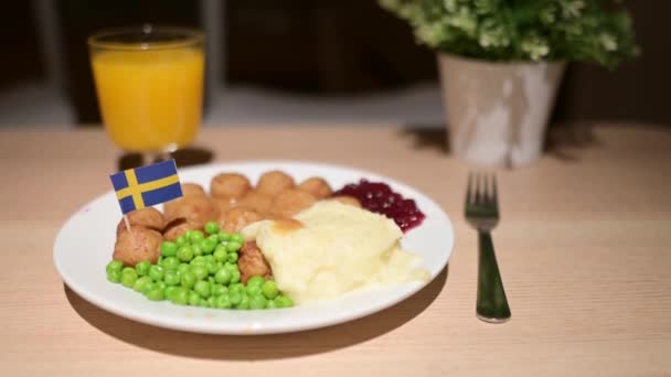 美味的肉丸子在瑞典餐馆里 上面挂着瑞典的小国旗 在公共菜馆享用美味的食物 — 图库视频影像