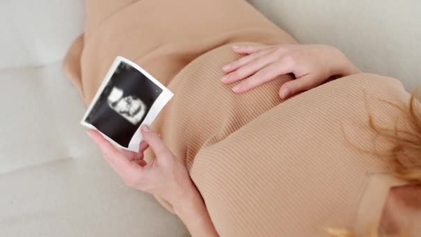 Těhotná Běloška Odpočívající Doma Mladá Nastávající Matka Přečte Lékařskou Zprávu — Stock video