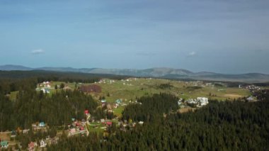 Karadağ 'ın Zabljak kenti yakınlarındaki Kara Göl kıyısından dinlenmek için evler bulunan dağ vadisinin inanılmaz hava aracı görüntüsü. Durmitor Ulusal Parkı. Parkland Durmitor UNESCO Dünya Mirasında listelendi.