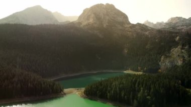 Karadağ 'ın Durmitor kentindeki Kara Göl' ün inanılmaz hava aracı görüntüsü. Sonbahar günbatımında dağ gölü manzarası. Durmitor, UNESCO 'nun Dünya Mirası listesinde yer alıyor.