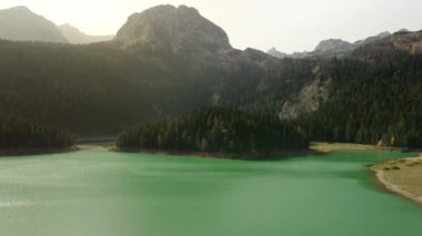 Karadağ 'ın Durmitor kentindeki Kara Göl' ün inanılmaz hava aracı görüntüsü. Sonbahar günbatımında dağ gölü manzarası. Durmitor, UNESCO 'nun Dünya Mirası listesinde yer alıyor.
