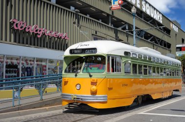 San Francisco, ABD - 24 Nisan 2016: San Francisco tramvayı veya Muni tramvayı Embarcadero ile şehir merkezine gidiyor. Antika şehir taşımacılığı