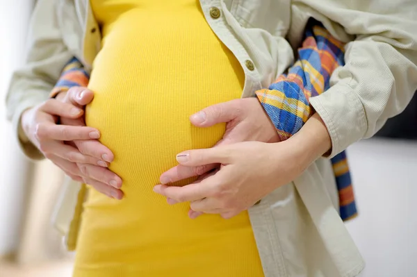 Joven Cogido Mano Vientre Embarazada Esposa Familia Feliz Está Esperando —  Fotos de Stock