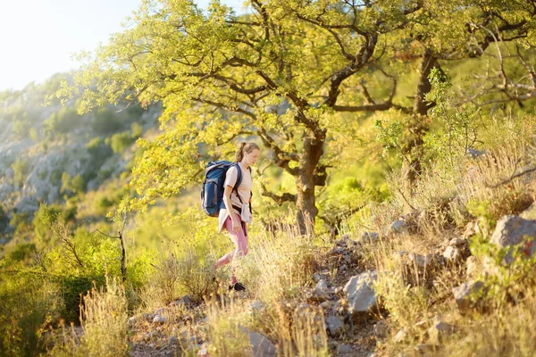 田舎の若い女性のハイキング 極端な生存 オリエンテーリングの概念 一人旅 バックパッキングハイキング — ストック写真