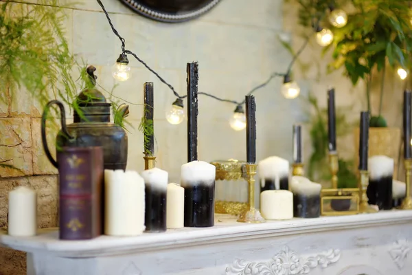 Dekorationen Aus Kerzen Laternen Pflanzen Und Anderen Accessoires Stehen Regal — Stockfoto