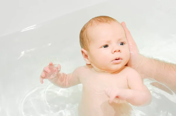一个年轻的父亲给他的新生婴儿洗澡 为人父母 让爸爸照顾他的小儿子 — 图库照片