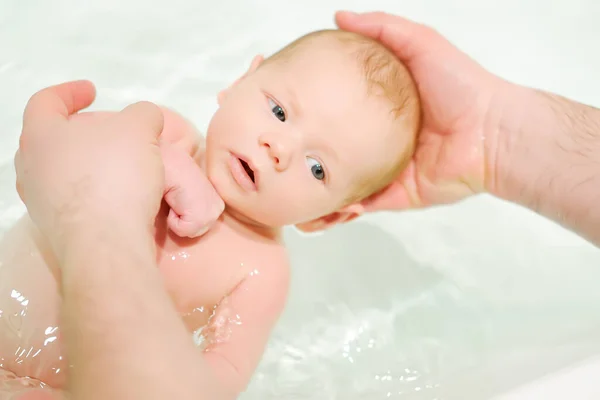 幼い父親が生まれたばかりの赤ん坊を入浴させる 子供の世話をしてる父親が関与してる — ストック写真