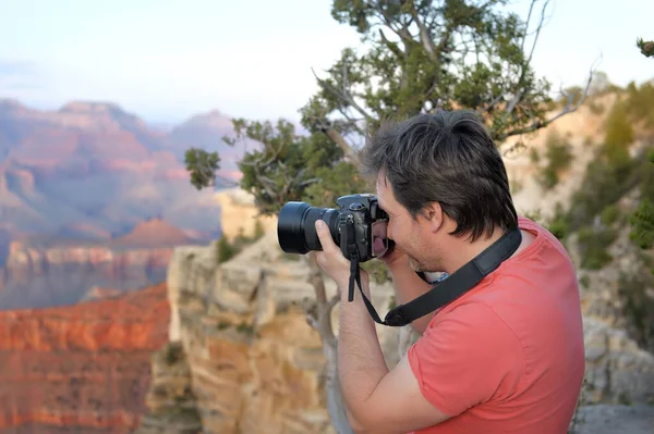 Macho Turista Meia Idade Fazendo Foto Famoso Grand Canyon Mather — Fotografia de Stock