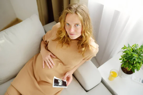 Hamile Beyaz Kadın Evde Dinleniyor Genç Hamile Bir Anne Doktor — Stok fotoğraf