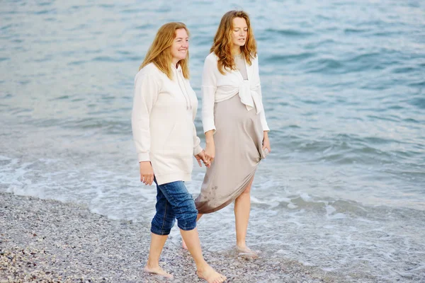 Redhead Senior Mother Her Adult Pregnant Daughter Walking Together Sea — Stock Photo, Image