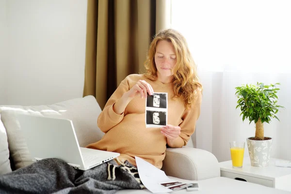 Беременная Белая Женщина Отдыхает Дома Молодая Будущая Мать Читает Врачебное — стоковое фото