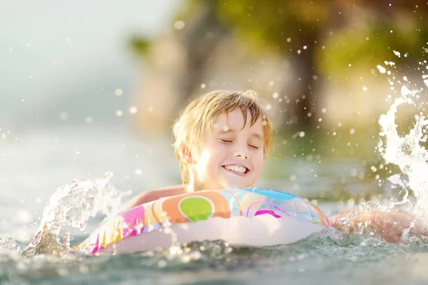 Ragazzino Nuotare Con Anello Galleggiante Colorato Mare Nella Soleggiata Giornata — Foto Stock