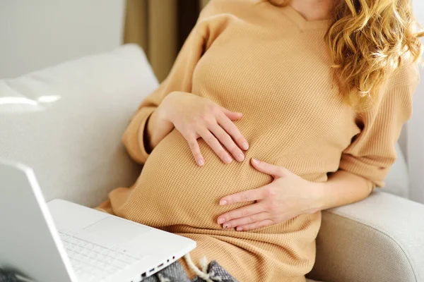 Young Pregnant Woman Works Computer Home Office Expectant Mother Searches — Stock Photo, Image