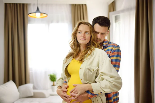 Feliz Joven Familia Embarazada Pareja Bailando Casa Esposo Abrazando Esposa —  Fotos de Stock