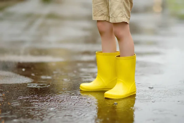 Kleine Jongen Met Gele Rubberen Laarzen Die Regenachtige Zomerdag Een — Stockfoto