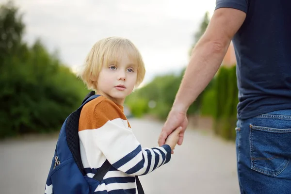 Piccolo Scolaro Con Suo Padre Scuola Dopo Vacanze Estive Genitore — Foto Stock