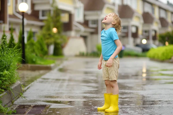 Küçük Çocuk Yağmurlu Yaz Gününde Küçük Kasabada Yürürken Sarı Lastik — Stok fotoğraf