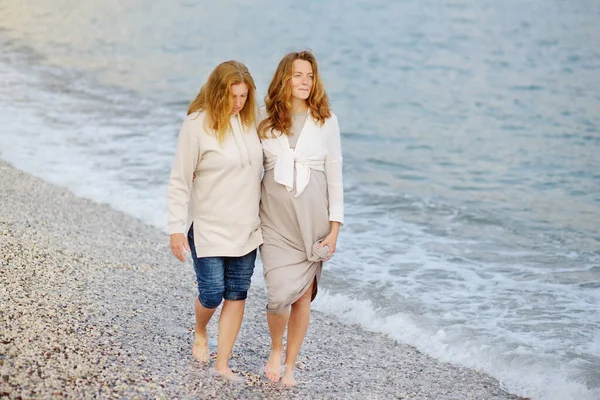 Redhead Senior Mother Her Adult Pregnant Daughter Walking Together Sea — Stock Photo, Image