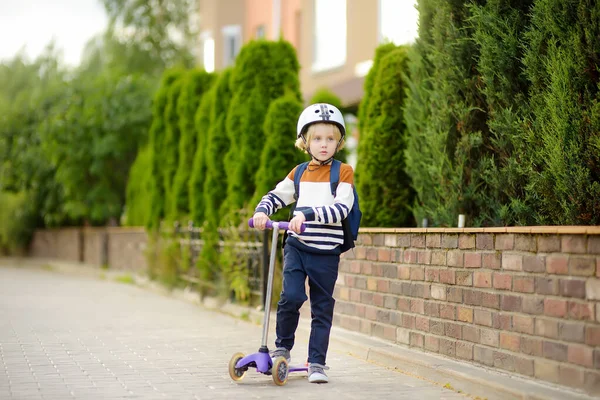 Kleine Jongen Met Veiligheidshelm Rijdt Een Scooter Naar School Kwaliteit — Stockfoto