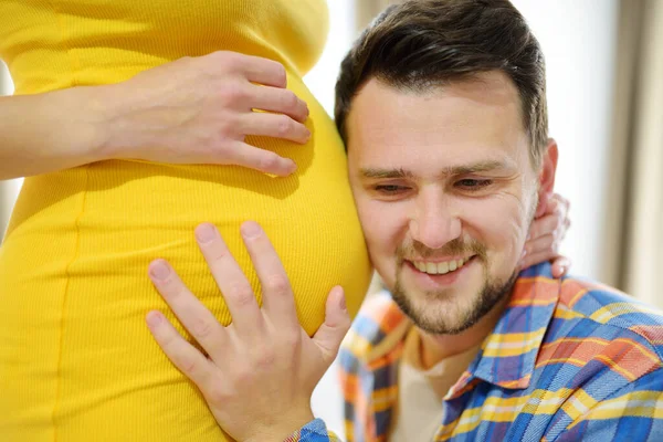 Joven Familia Espera Bebé Hombre Guapo Tocando Vientre Mujer Embarazada — Foto de Stock