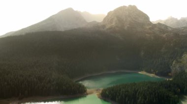 Karadağ 'ın Durmitor kentindeki Kara Göl' ün inanılmaz hava aracı görüntüsü. Sonbahar günbatımında dağ gölü manzarası. Durmitor, UNESCO 'nun Dünya Mirası listesinde yer alıyor.