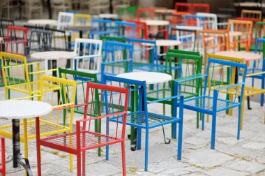 Renkli mobilyaları olan boş stil bir Avrupa kafesi. Sezon dışında açık hava kafeteryası.