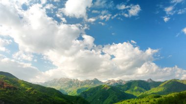 Resmedilmeye değer Balkanlar dağlarının çarpıcı insansız hava aracı görüntüsü. Avrupa Alpleri 'ndeki dağ vadisinin manzarası. Karadağ 'ın güzel doğası. Yürüyüş ve takip konsepti.