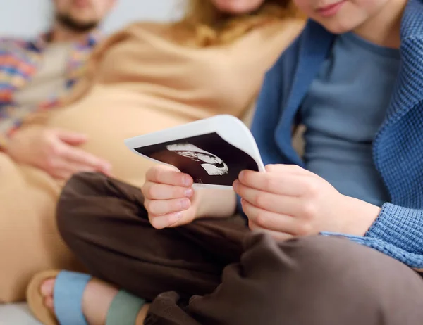 Ebeveynler Yakında Ailelerinin Bir Bebeği Daha Olacağını Oğluna Bildirirler Küçük — Stok fotoğraf